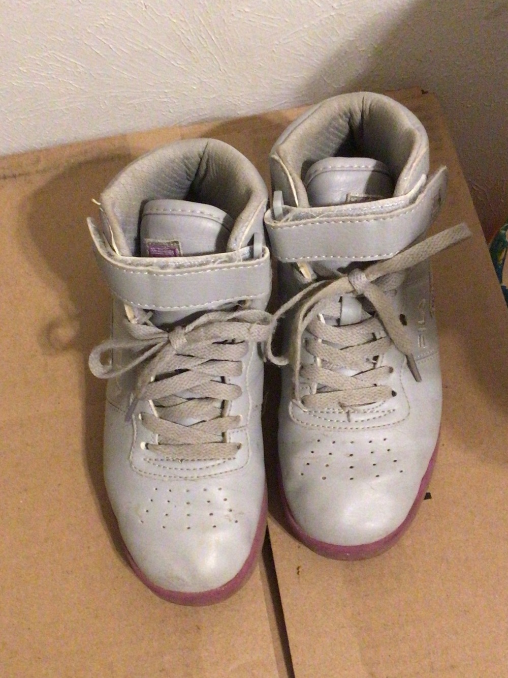 Fila Kids High-Top Sneakers in Light Gray with Pink Outsole